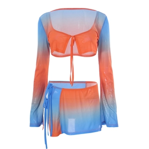 Zweiteiliges Mesh-Set mit blau-orangem Crop-Top und Minirock mit Kordelzug-Detail