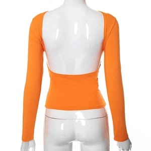 Dettaglio della maglia arancione a maniche lunghe con profondo scollo a U sul retro