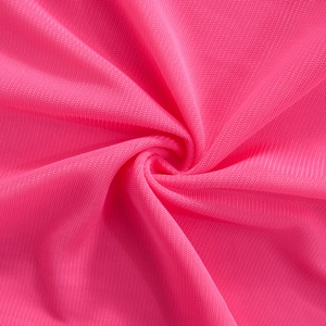 Nahaufnahme von pinkfarbenem Mesh-Stoff mit weichen Texturen und Plissee-Details