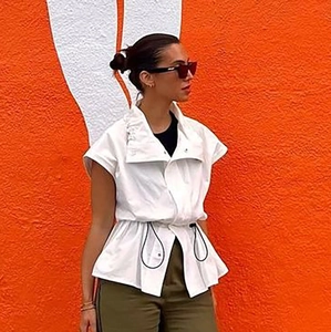 Haut de gilet sans manches pour femmes avec cordon de serrage et col montant en blanc pur
