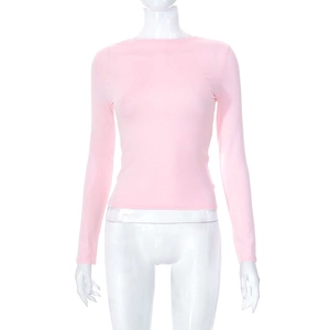 Vista dettagliata della maglia rosa a maniche lunghe slim fit con scollo rotondo versatile