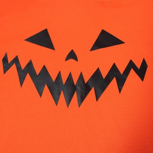 Dettaglio della stampa a zucca di Halloween sull'abito a felpa arancione con cappuccio
