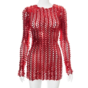 Detail von rotem, hohl geschnittenem Langarm-Minikleid mit metallischem Lasercut-Muster