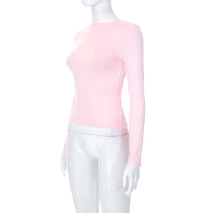 Dettaglio della maglia a coste rosa a maniche lunghe con un design aderente