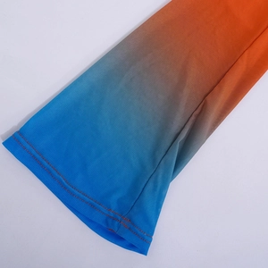 Detail von orange-blauem Farbverlauf-Mesh-Gewebe mit professionellen Doppelnaht