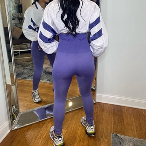 Completo fitness donna con leggings push-up a vita alta e giacca a vento alla moda viola