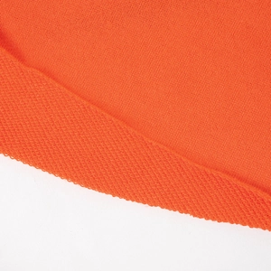 Vista dettagliata del tessuto a maglia fine arancione brillante con bordo arrotolato