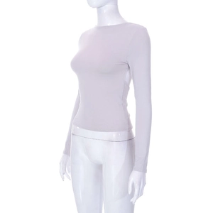 Dettaglio della maglietta a maniche lunghe grigio chiaro slim fit su manichino femminile