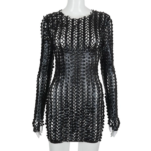 Detail des lasergeschnittenen Hohlmusters am schwarzen langärmligen Bodycon-Minikleid