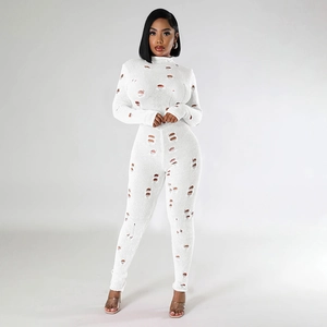 Détail de l'ensemble en maille blanche avec textures ajourées sur le haut et le pantalon