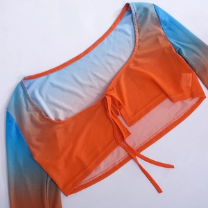 Flach liegendes Mesh-Crop-Top mit orange-blauem Farbverlauf und Schnürung vorne