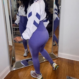 Selfie allo specchio che mostra la vestibilità di leggings viola e giacca