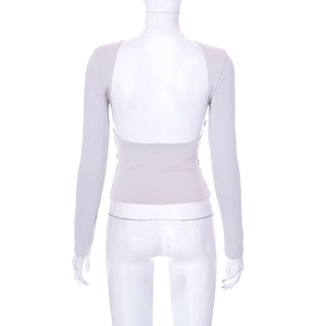 Vista dettagliata del top a maniche lunghe con schiena scoperta e design cut-out slim