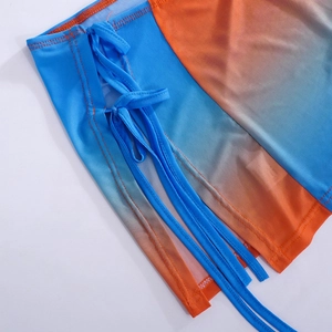 Detail aus blauem und orangefarbenem Mesh-Gewebe mit verstellbarem seitlichem Schnürzug