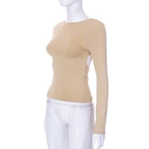 Dettaglio del taglio posteriore e del tessuto a maglia di un top beige a maniche lunghe