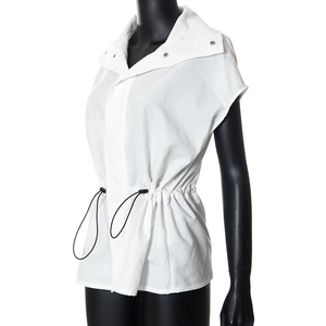 Vue détaillée du haut blanc sans manches avec taille ajustable et boutons-pression métalliques