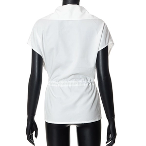 Détail du dos du haut blanc sans manches avec cordon de serrage réglable à la taille