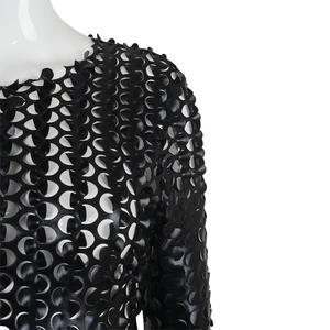 Detailansicht des schwarzen Kleides mit Laser-Cut-Muster und Langarm aus Kunstleder