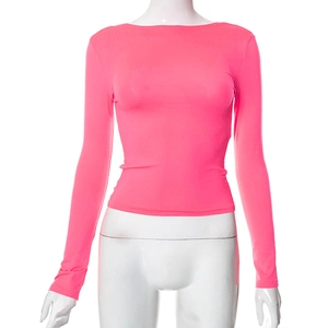 Dettaglio della maglietta rosa neon a maniche lunghe slim fit ad alta elasticità su manichino