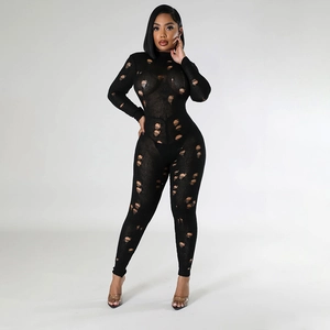 Combinaison noire pour femme avec manches longues évidées et texture maille côtelée