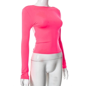 Dettaglio della maglietta rosa a maniche lunghe slim fit con tessuto elastico e profilo laterale