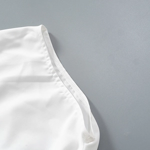 Vue détaillée des coutures et de l'ourlet de qualité sur ce débardeur blanc slim