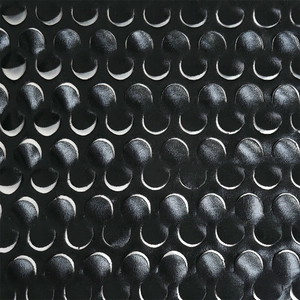 Detailansicht des schwarzen Kleiderstoffs mit lasergeschnittenem Halbkreesmuster