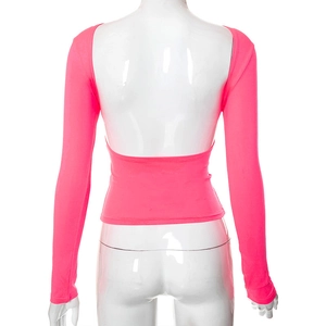 Vista posteriore del crop top a maniche lunghe con schiena scoperta rosa neon