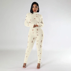 Détails de la combinaison en tricot beige avec des trous déchirés et coupe moulante
