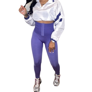 Set sportivo da donna due pezzi con giacca corta bianco-viola e leggings a vita alta viola