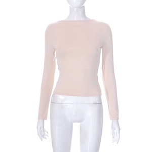 Dettaglio maglia rosa a maniche lunghe con tessuto in maglia elastica e traspirante