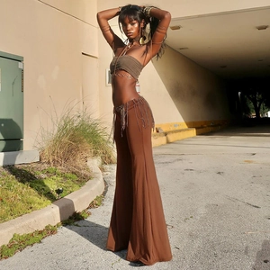 Conjunto bohemio de dos piezas con top de flecos y pantalón acampanado de talle alto