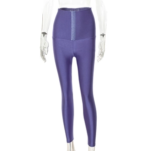 Dettaglio ravvicinato dei leggings da yoga viola a vita alta con chiusura a gancio regolabile
