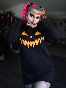 Vestito felpa con cappuccio nero da donna con grande stampa di zucca di Halloween
