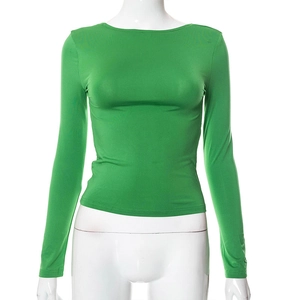 Dettaglio della trama in maglia verde e cuciture delle maniche della maglia attillata