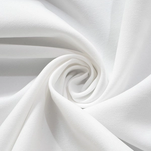 Gros plan détaillé montrant la texture lisse et le tissage uni fin du tissu en coton blanc