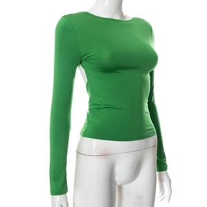 Dettaglio della maglia slim verde erba a maniche lunghe in tessuto elasticizzato