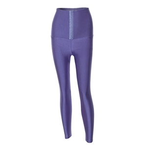 Dettaglio dei pantaloni yoga viola a vita alta con chiusura a corsetto frontale