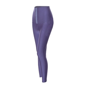 Dettaglio dei leggings a vita alta viola scuro con tessuto lucido e controllo addominale