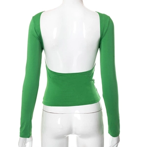 Dettaglio crop top verde erba a maniche lunghe con profonda apertura a U sulla schiena