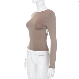 Dettaglio di un crop top marrone a maniche lunghe con cut-out laterale e schiena scoperta