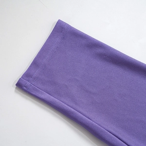 Dettaglio del tessuto a costine viola con finitura a doppia cucitura piatta di alta qualità