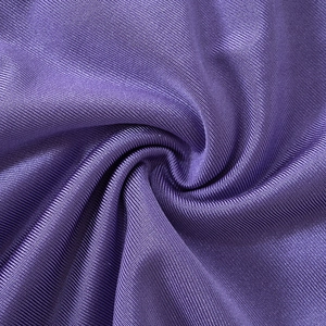 Dettaglio del tessuto a costine viola lucido ed elastico per leggings sportivi