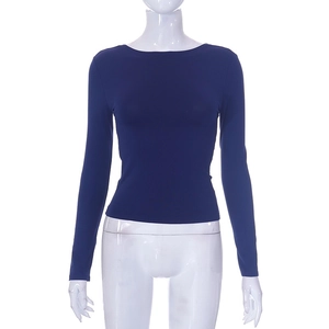 Dettaglio top aderente blu navy a maniche lunghe in maglia elastica e scollo rotondo