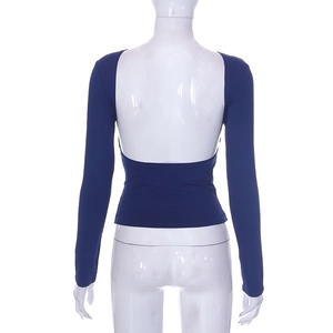Dettaglio del top a maniche lunghe blu scuro con scollatura profonda sulla schiena