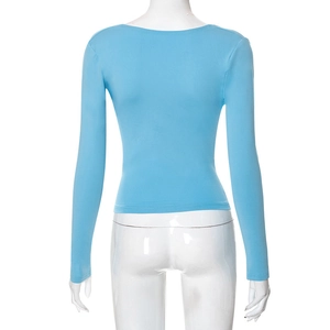 Dettaglio della maglia azzurro cielo e polsini a coste su un crop top a maniche lunghe