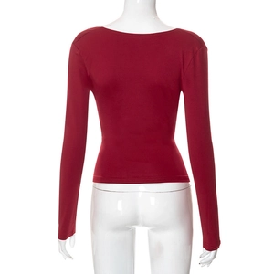 Dettaglio posteriore di maglia aderente rosso scuro a maniche lunghe in tessuto a maglia