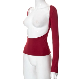 Dettaglio di un crop top a maniche lunghe bordeaux con design unico con taglio laterale
