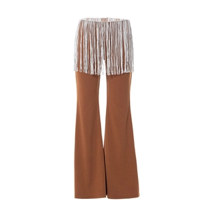 Detalle de pantalones campana marrones de cintura alta con flecos plateados en cadera