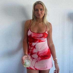 Nauwsluitende mini-jurk met roze marmerprint en dunne schouderbandjes dames